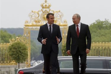 Emmanuel Macron accueille Vladimir Poutine lundi au château de Versailles. 