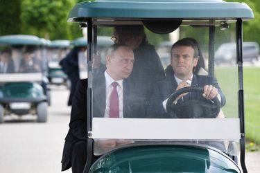 Emmanuel Macron et Vladimir Poutine au château de Versailles. 
