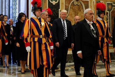 Donald Trump et Melania arrivent au Vatican.