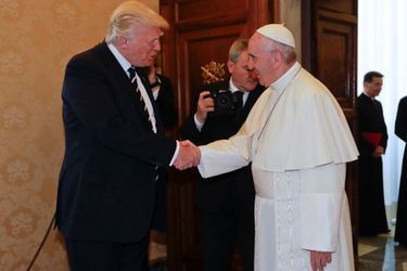 Donald Trump rencontre le pape François. 