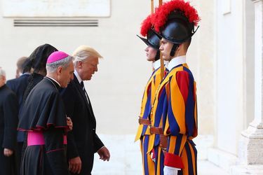 Donald Trump et son épouse arrivent au Vatican pour rencontrer le pape.