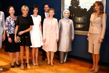 Visite du musée Magritte à Bruxelles pour les épouses et époux des chefs d&#039;Etat et de gouvernement des Etats membres de l&#039;Otan. L&#039;occasion pour Brigitte Macron de rencontrer Melania Trump.