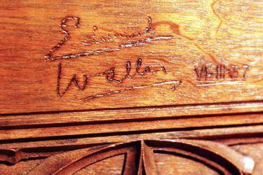 Les prénoms d&#039;Edward et Wallis gravés dans les boiseries près de la cheminée de la bibliothèque du château de Candé avec la date de leur mariage. Photo de 1998