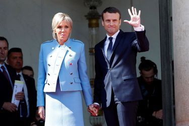 Brigitte et Emmanuel Macron sur le perron de l'Elysée, dimanche