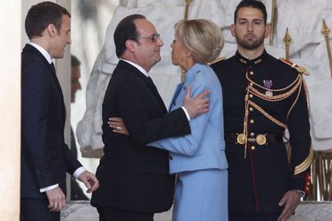 Brigitte Macron salue l'ancien président de la République François Hollande avant qu'il quitte l'Elysée