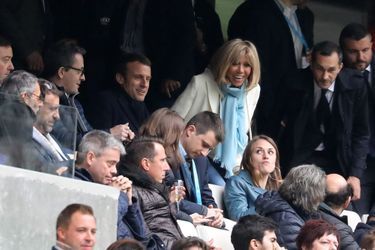 Brigitte Macron, aux couleurs de l'OM et son époux assistent à la rencontre OM-Dijon au stade Vélodrome, en avril 2017. Dans la journée, le candidat avait donné un meeting au Parc Chanot.