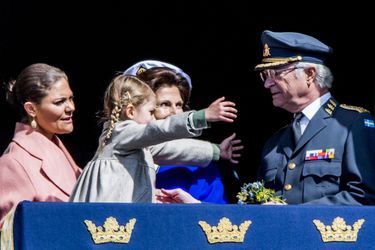 Le roi Carl XVI Gustaf de Suède, la reine Silvia et les princesses Victoria et Estelle à Stockholm, le 30 avril 2017