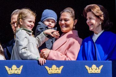 La reine Silvia de Suède, les princesses Victoria et Estelle, et les princes Daniel et Oscar à Stockholm, le 30 avril 2017