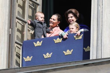 La reine Silvia de Suède, les princesses Victoria et Estelle, et le prince Oscar à Stockholm, le 30 avril 2017