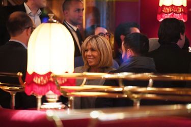 Emmanuel Macron a rassemblé ses proches dont son épouse Brigitte à La Rotonde, à Paris, le 23 avril 2017.