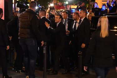 Emmanuel Macron a rassemblé ses proches à La Rotonde, à Paris, le 23 avril 2017.