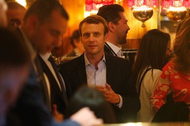 Emmanuel Macron a rassemblé ses proches à La Rotonde, à Paris, le 23 avril 2017.