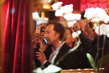 Emmanuel Macron a rassemblé ses proches dont Stéphane Bern à La Rotonde, à Paris, le 23 avril 2017.