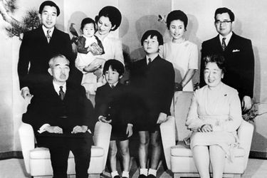 L'empereur Hirohito du Japon et l'impératrice Nagako avec certains de leurs enfants et petits-enfants, le 1er janvier 1971