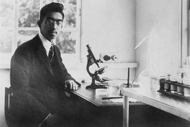 Le prince Hirohito du Japon dans son laboratoire, le 7 janvier 1926