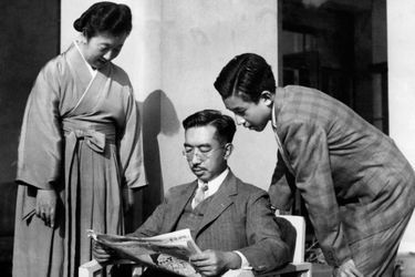 L'empereur Hirohito du Japon avec son épouse et son fils le prince Akihito, dans les années 1950