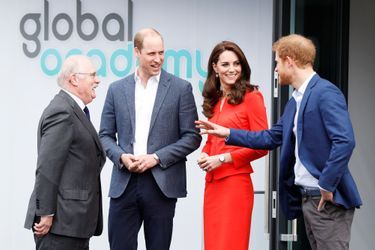 Kate, William Et Harry En Visite Global Academy D’Hayes, À Londres 9