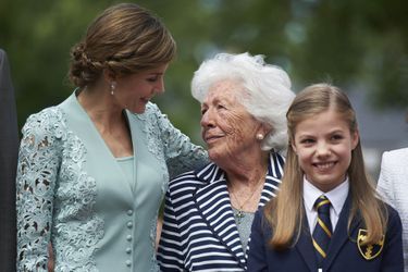 La reine Letizia d'Espagne avec sa grand-mère Menchu Alvarez del Valle et sa fille la princesse Sofia à Madrid, le 17 mai 2017
