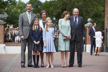 La princesse Sofia d'Espagne avec ses parents, sa soeur et ses grands-parents paternels à Madrid, le 17 mai 2017