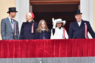 Les princesses Mette-Marit et Ingrid Alexandra, le prince Haakon, la reine Sonja et le roi Harald V de Norvège à Oslo, le 17 mai 2017