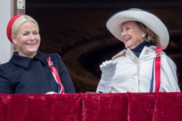 La princesse Mette-Marit et la reine Sonja de Norvège à Oslo, le 17 mai 2017