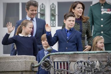 La princesse Mary et le prince Frederik de Danemark avec leurs enfants à Marselisborg, le 15 avril 2017