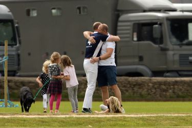 Le prince William avec Mike Tindall, le mari de sa cousine Zara Phillips, à Tetbury le 11 juin 2017