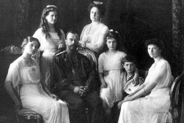 Le tsar de Russie Nicolas II avec sa femme et leurs enfants. Photo non datée