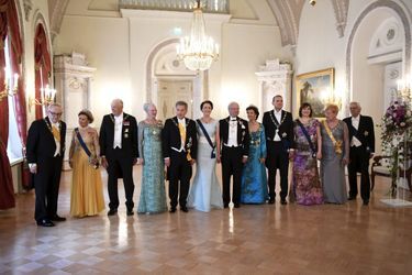 La reine Sonja et le roi Harald V de Norvège, la reine Margrethe II de Danemark, le roi Carl XVI Gustaf et la reine Silvia de Suède avec les couples présidentiels finlandais et islandais à Helsinki, le 1er juin 2017