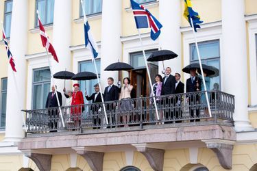 Le roi Harald V et la reine Sonja de Norvège, la reine Margrethe II de Danemark, le roi Carl XVI Gustaf et la reine Silvia de Suède avec les couples présidentiels finlandais et islandais à Helsinki, le 1er juin 2017