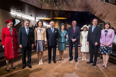 La reine Margrethe II de Danemark, le roi Carl XVI Gustaf et la reine Silvia de Suède, le roi Harald V et la reine Sonja de Norvège, avec les couples présidentiels finlandais et islandais à Helsinki, le 1er juin 2017