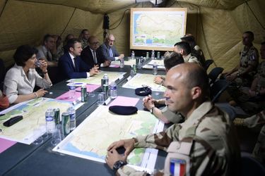 Emmanuel Macron, Sylvie Goulard et Jean-Yves Le Drian rencontrent les troupes françaises de l&#039;opération Barkhane.