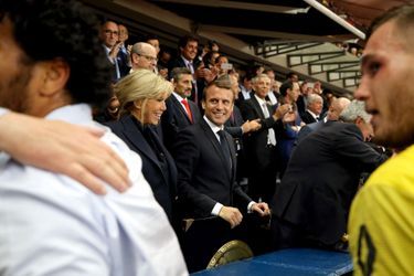Emmanuel et Brigitte Macron félicitent les vainqueurs.