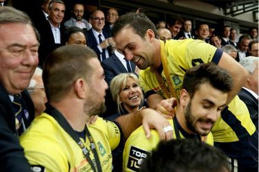 Brigitte Macron et les Clermontois, qui viennent de décrocher un nouveau titre de champion de France.