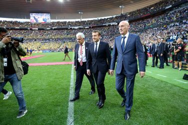 Emmanuel Macron et le président de la Fédération française de Rugby Bernard Laporte sur la pelouse du Stade de France avant la rencontre entre Clermont et Toulon.