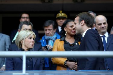 Emmanuel Macron et son épouse Brigitte dimanche au Stade de France pour la finale du Top 14 entre Clermont et Toulon. Derrière eux, la ministre des Sports Laura Flessel.