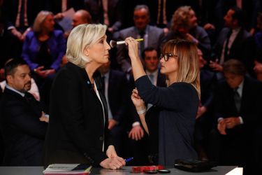 Retouche maquillage pour Marine Le Pen lors du débat organisé par TF1 le 20 mars. 