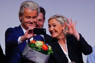 Selfie de Marine Le Pen avec le député d'extrême droite Geert Wilders en Allemagne an janvier 2017. 