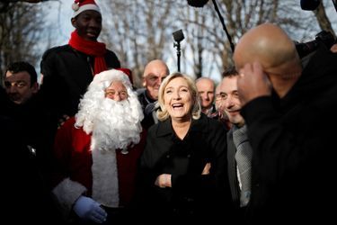 Marine Le Pen visitant un marché de Noel à Paris, en décembre 2016. 