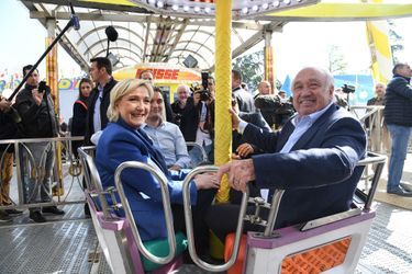 Marine Le Pen, Florian Philippot et Marcel Campion en visite à la Foire du Trône, à Paris, le 7 avril 2017.
