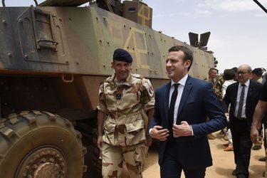 Emmanuel Macron passe en revue les troupes présentes sur la base de l&#039;opération française Barkhane. 