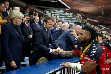 Le couple présidentiel salue les joueurs de Toulon. 