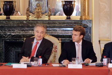 En 2007, Emmanuel Macron, 30 ans, aux côtés de Jacques Attali, qui en a fait le rapporteur adjoint de sa commission pour la libération de la croissance.