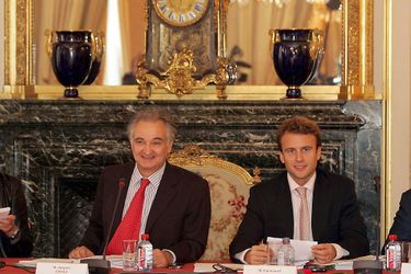 En 2007, Emmanuel Macron,30 ans, aux côtés de Jacques Attali, qui en a fait le rapporteur adjoint de sa commission pour la libération de la croissance.