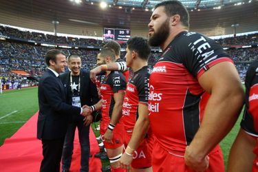 Emmanuel Macron, en compagnie du président du RC Toulon Mourad Boudjellal, salue les joueurs de Toulon avant la rencontre. 