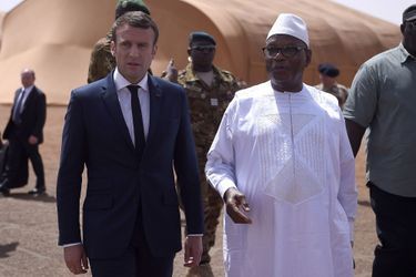 A la descente du Falcon présidentiel, Emmanuel Macron est accueilli par son homologue malien Ibrahim Boubacar Keïta.