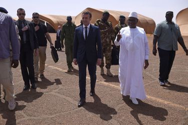 Le président malien Ibrahim Boubacar Keita et Emmanuel Macron à Gao. 