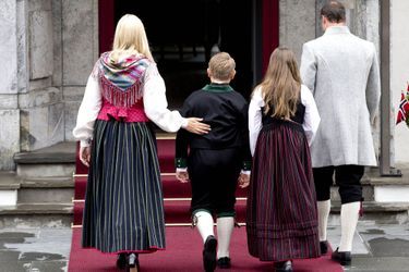 Les princesses Mette-Marit et Ingrid Alexandra et les princes Haakon et Sverre Magnus de Norvège à Oslo, le 17 mai 2017