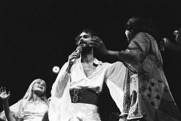 Michel Fugain sur la scène de l&#039;Olympia en 1976.