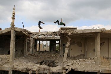 Les jeunes réalisent des acrobaties dans les ruines d'Inkhil.